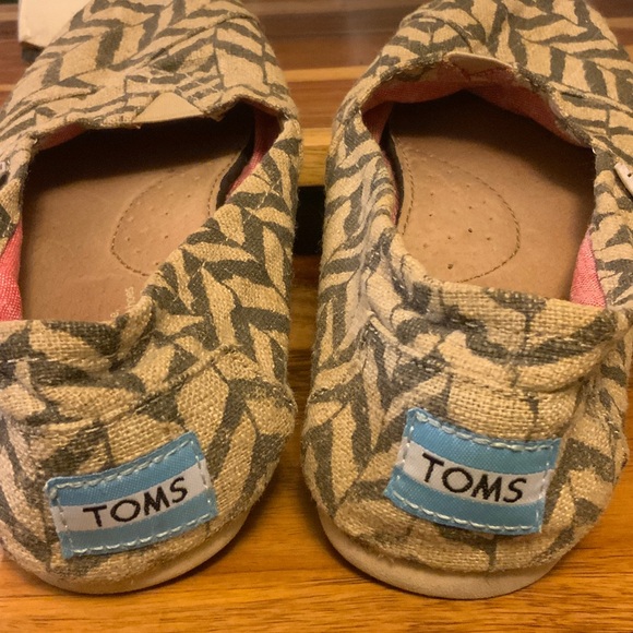 TOMS Women's Chevron Patterned Flats - Picture 2 of 6